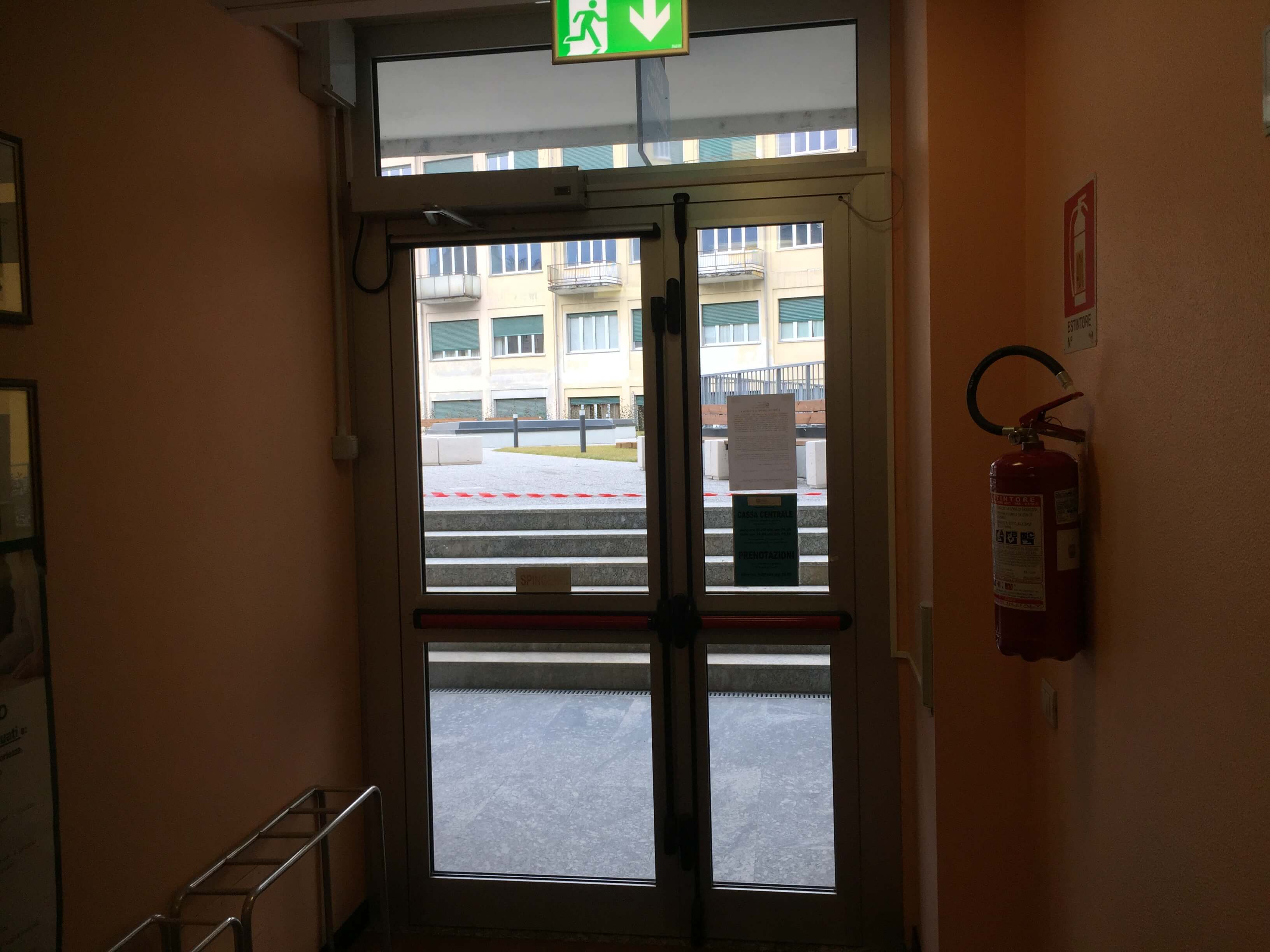 Fornitura e posa automazione per porta a battente presso Ospedale di Sondrio: Immagine 1